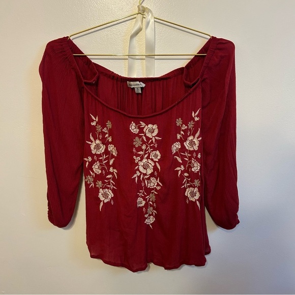 Abercrombie & Fitch • Off or On the shoulder top - Picture 1 of 5